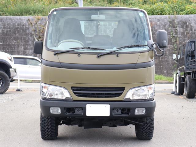 ダイナトラック Wキャブロングジャストロー ダブルキャブ リフトアップ 輸出ホイール ジオランダーMT 2500cc ディーゼルターボ マットカーキ オーバーフェンダー パイプフェンダー 後期ルックヘッドライト シートカバー マフラー(8枚目)