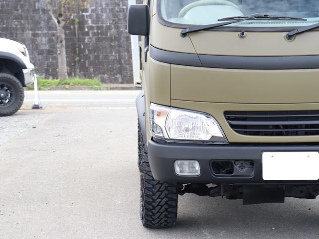 ダイナトラック Wキャブロングジャストロー ダブルキャブ リフトアップ 輸出ホイール ジオランダーMT 2500cc ディーゼルターボ マットカーキ オーバーフェンダー パイプフェンダー 後期ルックヘッドライト シートカバー マフラー(10枚目)