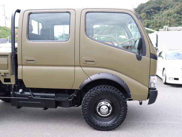 ダイナトラック Wキャブロングジャストロー ダブルキャブ リフトアップ 輸出ホイール ジオランダーMT 2500cc ディーゼルターボ マットカーキ オーバーフェンダー パイプフェンダー 後期ルックヘッドライト シートカバー マフラー(15枚目)