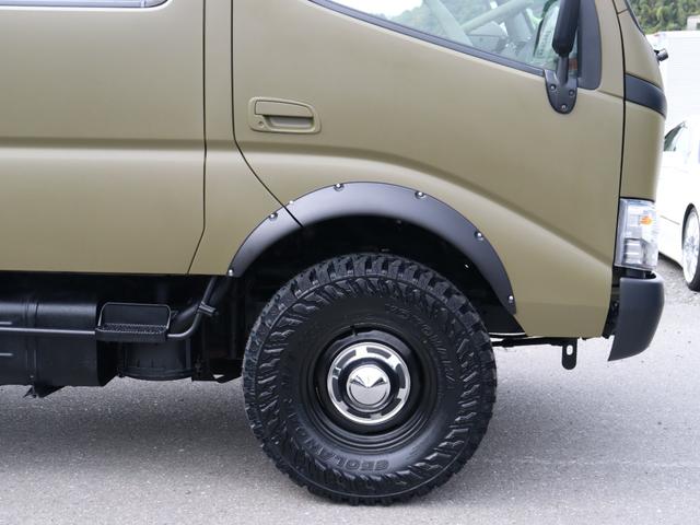 ダイナトラック Wキャブロングジャストロー ダブルキャブ リフトアップ 輸出ホイール ジオランダーMT 2500cc ディーゼルターボ マットカーキ オーバーフェンダー パイプフェンダー 後期ルックヘッドライト シートカバー マフラー(16枚目)