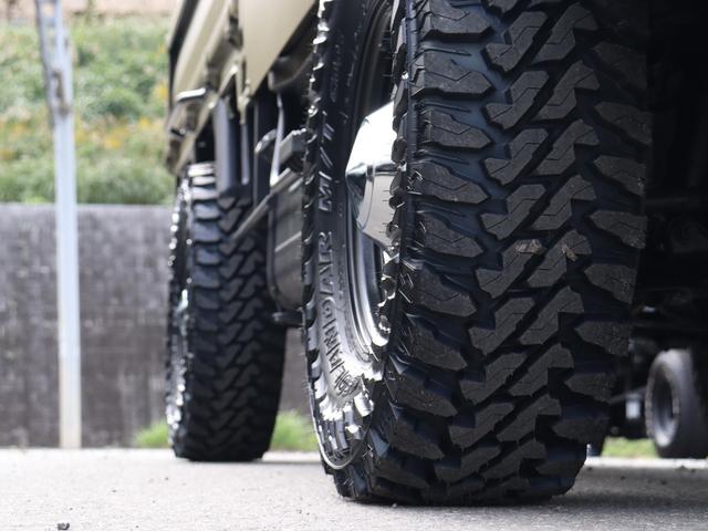 ダイナトラック Wキャブロングジャストロー ダブルキャブ リフトアップ 輸出ホイール ジオランダーMT 2500cc ディーゼルターボ マットカーキ オーバーフェンダー パイプフェンダー 後期ルックヘッドライト シートカバー マフラー(18枚目)