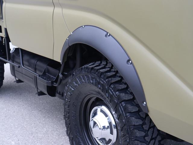 ダイナトラック Wキャブロングジャストロー ダブルキャブ リフトアップ 輸出ホイール ジオランダーMT 2500cc ディーゼルターボ マットカーキ オーバーフェンダー パイプフェンダー 後期ルックヘッドライト シートカバー マフラー(19枚目)