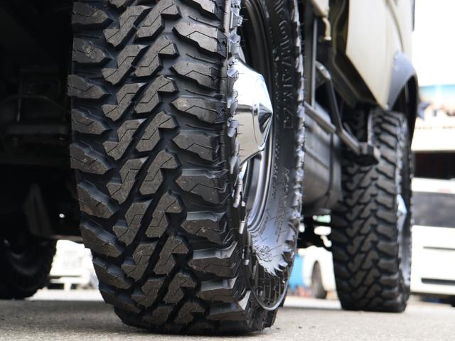 ダイナトラック Wキャブロングジャストロー ダブルキャブ リフトアップ 輸出ホイール ジオランダーMT 2500cc ディーゼルターボ マットカーキ オーバーフェンダー パイプフェンダー 後期ルックヘッドライト シートカバー マフラー(22枚目)