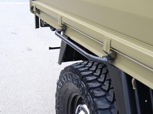 ダイナトラック Wキャブロングジャストロー ダブルキャブ リフトアップ 輸出ホイール ジオランダーMT 2500cc ディーゼルターボ マットカーキ オーバーフェンダー パイプフェンダー 後期ルックヘッドライト シートカバー マフラー(23枚目)