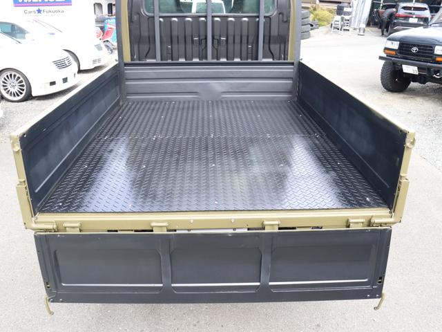 ダイナトラック Wキャブロングジャストロー ダブルキャブ リフトアップ 輸出ホイール ジオランダーMT 2500cc ディーゼルターボ マットカーキ オーバーフェンダー パイプフェンダー 後期ルックヘッドライト シートカバー マフラー(29枚目)