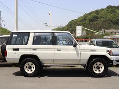 人気の７７ランクル　３．５ＬＸ　デフロック入庫しました！後期グリル　メッキバンパー　純正ホイールにＴＯＹＯマッドタイヤ！シートカバー　ウッドステアリング！タイベルウォーターポンプ　ラジエター交換済み！ 6