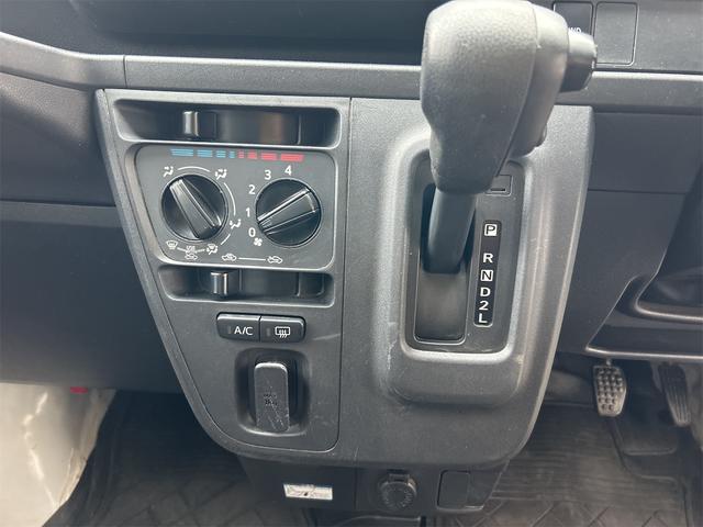 必ず使用するシフトレバー。確りと確認したいですね。