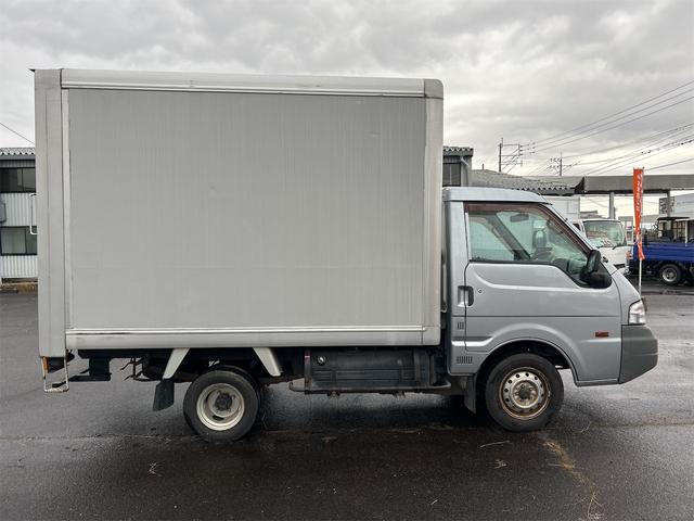 ボンゴトラック ＤＸ　キャビン全塗装済み　パネルバン　積載量７００Ｋｇ　ＣＶＴ　後輪ダブル　バックカメラ　エアコン　パワーウィンドウ　運転席エアバッグ　助手席エアバッグ（6枚目）