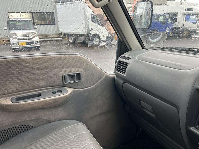 ボンゴトラック ＤＸ　キャビン全塗装済み　パネルバン　積載量７００Ｋｇ　ＣＶＴ　後輪ダブル　バックカメラ　エアコン　パワーウィンドウ　運転席エアバッグ　助手席エアバッグ（12枚目）