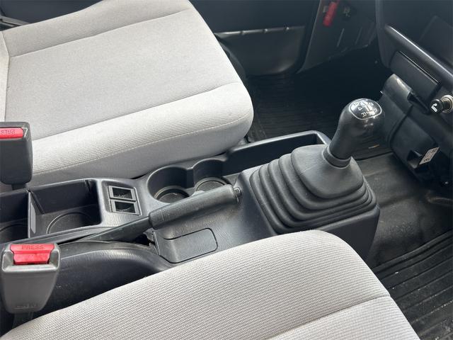 サンバーバン ＶＢ　マニュアル５速　ＭＴ　両側スライドドア　エアコン　パワーステアリング　運転席エアバッグ（16枚目）