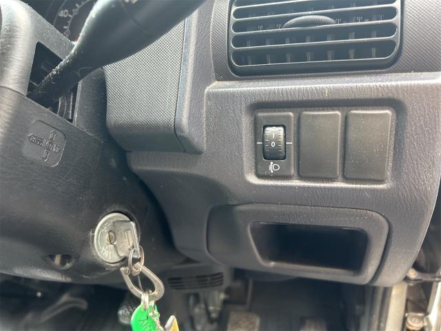 サンバーバン ＶＢ　マニュアル５速　ＭＴ　両側スライドドア　エアコン　パワーステアリング　運転席エアバッグ（17枚目）