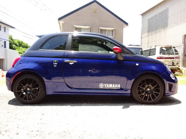 アバルト５９５ モンスターエナジー・ヤマハ　左ハンドル　マニュアル車　ナビテレビ　バックカメラ　デイライト　フォグライト　アルミペダル（4枚目）