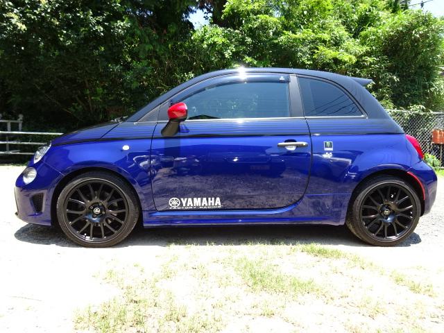 アバルト５９５ モンスターエナジー・ヤマハ　左ハンドル　マニュアル車　ナビテレビ　バックカメラ　デイライト　フォグライト　アルミペダル（9枚目）