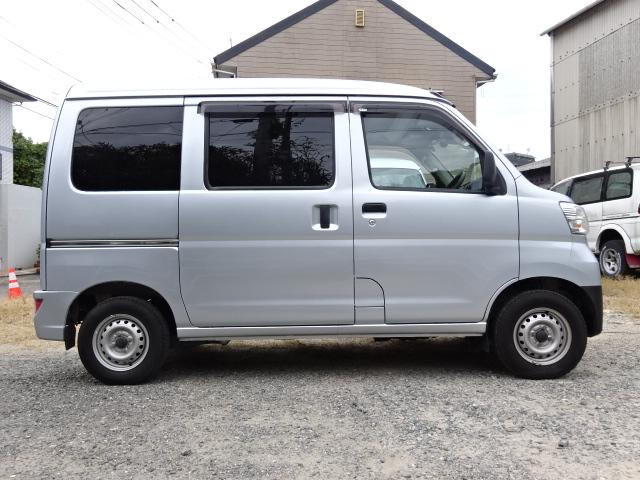 ハイゼットカーゴ ＤＸ　ＳＡＩＩＩ　ワンオーナー　禁煙車　ハイルーフ　ブルーツース対応　バックカメラ　クリアランスソナー　衝突軽減装置　ＰＷ　キーレス　スペアキー（4枚目）