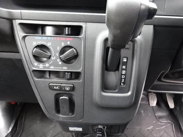 ハイゼットカーゴ ＤＸ　ＳＡＩＩＩ　ワンオーナー　禁煙車　ハイルーフ　ブルーツース対応　バックカメラ　クリアランスソナー　衝突軽減装置　ＰＷ　キーレス　スペアキー（21枚目）
