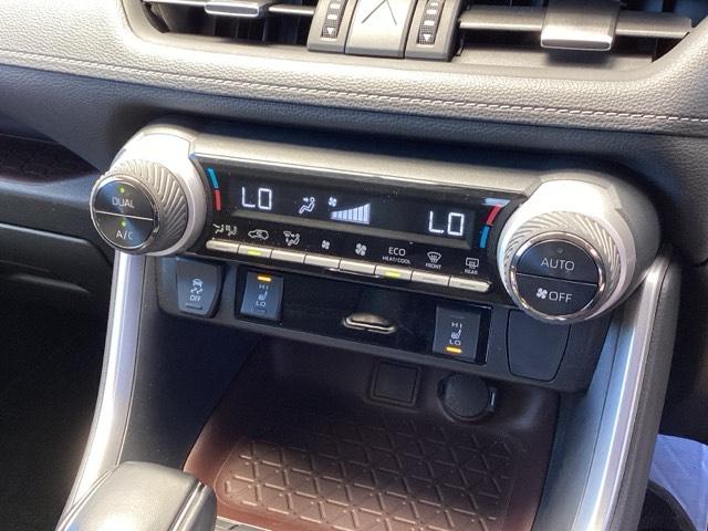 ＲＡＶ４ ＧＺパッケージ　ナビ　フルセグ　リアカメラ　パワーリアゲート　横滑り防止　ブレーキサポート　ＬＥＤヘッド　盗難防止装置　スマキー　オートエアコン　助手席エアバッグ　キーレスエントリー　パワーシート　クルコン　ＥＴＣ付（13枚目）
