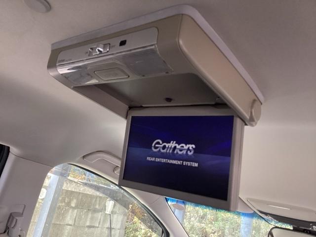 お子様や同乗者の方も飽きさせない後席用フリップダウンモニター付いてます。