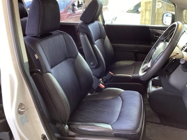ゆったり座れるセパレートシートは、運転席８ウェイのパワーシートです。