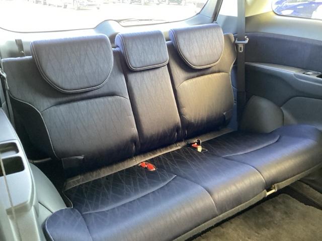 １列目から３列目まで広々大空間です。３列目シートは荷物が多い時や不要な時はアレンジして荷室として使用することが可能で便利に使えます。