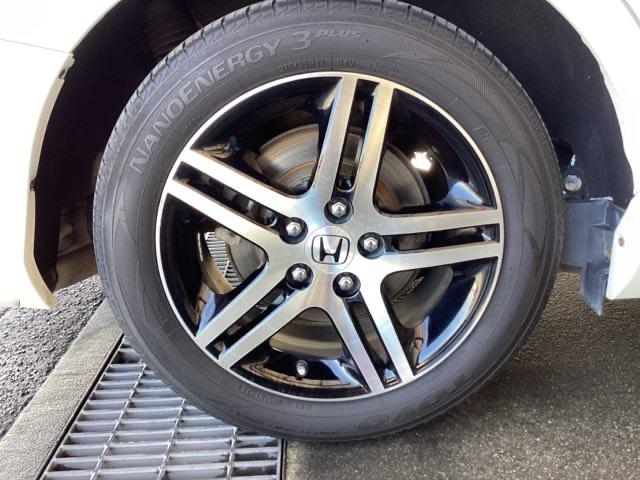 純正アルミホイールです。足元が引き立つので、車全体のイメージがアップしますよ！