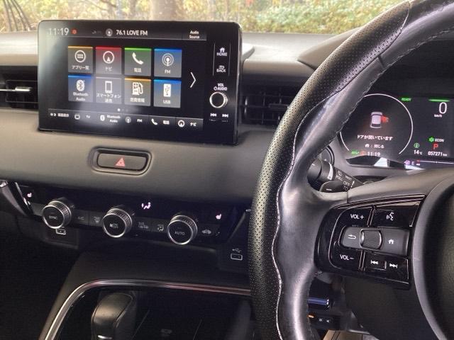 ヴェゼル ｅ：ＨＥＶＺ　純正ナビ　フルセグ　リアカメラ　衝突回避支援ブレーキ機能　スマキ　Ｐトランク　フルオートエアコン　エアバッグ　両席エアバック　Ｒカメ　パワーウィンドウ　ＬＥＤランプ　ソナー　クルーズＣ　ナビ＆ＴＶ（2枚目）