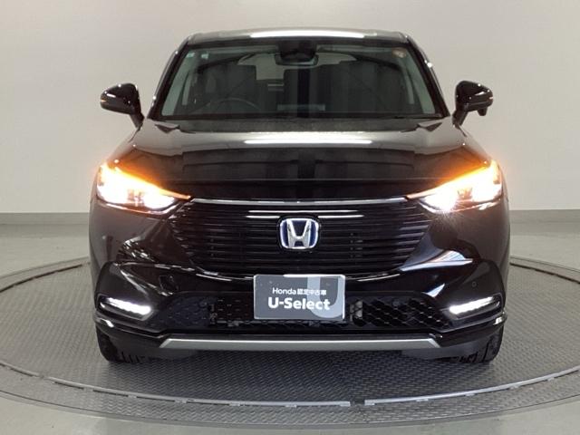 ヴェゼル ｅ：ＨＥＶＺ　純正ナビ　フルセグ　リアカメラ　衝突回避支援ブレーキ機能　スマキ　Ｐトランク　フルオートエアコン　エアバッグ　両席エアバック　Ｒカメ　パワーウィンドウ　ＬＥＤランプ　ソナー　クルーズＣ　ナビ＆ＴＶ（6枚目）