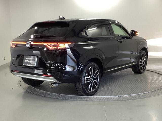 ヴェゼル ｅ：ＨＥＶＺ　純正ナビ　フルセグ　リアカメラ　衝突回避支援ブレーキ機能　スマキ　Ｐトランク　フルオートエアコン　エアバッグ　両席エアバック　Ｒカメ　パワーウィンドウ　ＬＥＤランプ　ソナー　クルーズＣ　ナビ＆ＴＶ（8枚目）