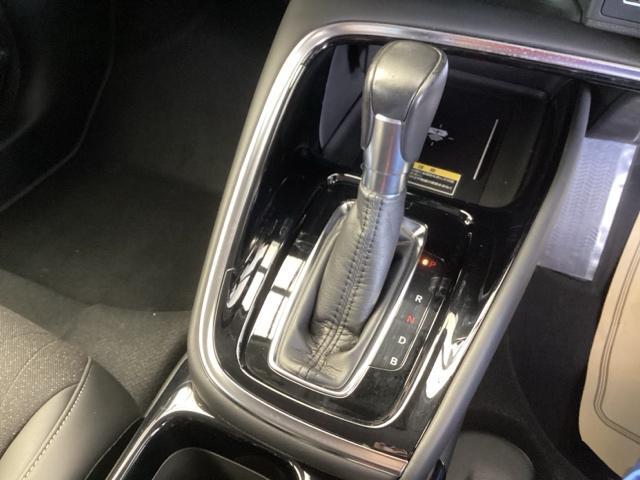 ヴェゼル ｅ：ＨＥＶＺ　純正ナビ　フルセグ　リアカメラ　衝突回避支援ブレーキ機能　スマキ　Ｐトランク　フルオートエアコン　エアバッグ　両席エアバック　Ｒカメ　パワーウィンドウ　ＬＥＤランプ　ソナー　クルーズＣ　ナビ＆ＴＶ（14枚目）