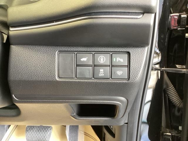 ヴェゼル ｅ：ＨＥＶＺ　純正ナビ　フルセグ　リアカメラ　衝突回避支援ブレーキ機能　スマキ　Ｐトランク　フルオートエアコン　エアバッグ　両席エアバック　Ｒカメ　パワーウィンドウ　ＬＥＤランプ　ソナー　クルーズＣ　ナビ＆ＴＶ（16枚目）