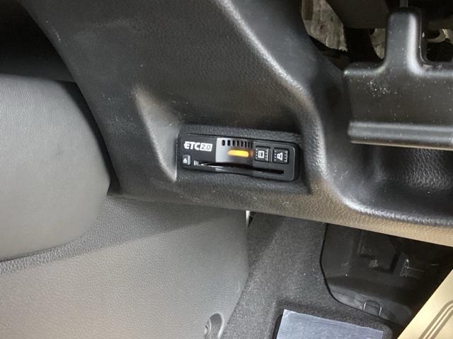 ヴェゼル ｅ：ＨＥＶＺ　純正ナビ　フルセグ　リアカメラ　衝突回避支援ブレーキ機能　スマキ　Ｐトランク　フルオートエアコン　エアバッグ　両席エアバック　Ｒカメ　パワーウィンドウ　ＬＥＤランプ　ソナー　クルーズＣ　ナビ＆ＴＶ（17枚目）