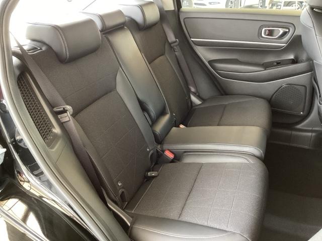 ヴェゼル ｅ：ＨＥＶＺ　純正ナビ　フルセグ　リアカメラ　衝突回避支援ブレーキ機能　スマキ　Ｐトランク　フルオートエアコン　エアバッグ　両席エアバック　Ｒカメ　パワーウィンドウ　ＬＥＤランプ　ソナー　クルーズＣ　ナビ＆ＴＶ（20枚目）