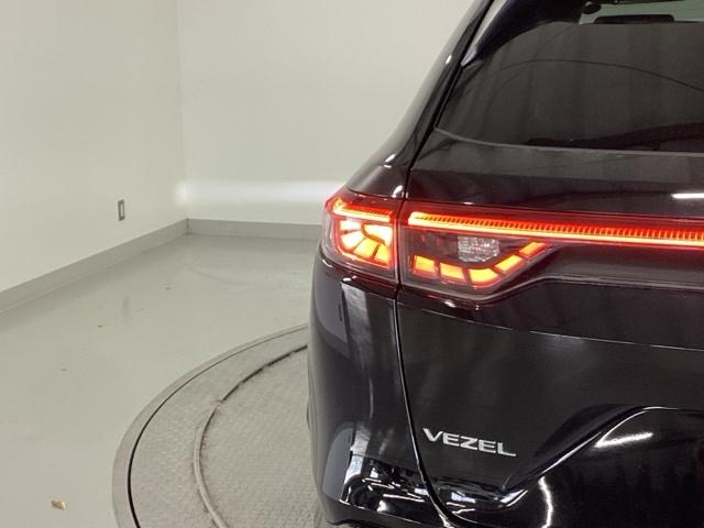 ヴェゼル ｅ：ＨＥＶＺ　純正ナビ　フルセグ　リアカメラ　衝突回避支援ブレーキ機能　スマキ　Ｐトランク　フルオートエアコン　エアバッグ　両席エアバック　Ｒカメ　パワーウィンドウ　ＬＥＤランプ　ソナー　クルーズＣ　ナビ＆ＴＶ（33枚目）