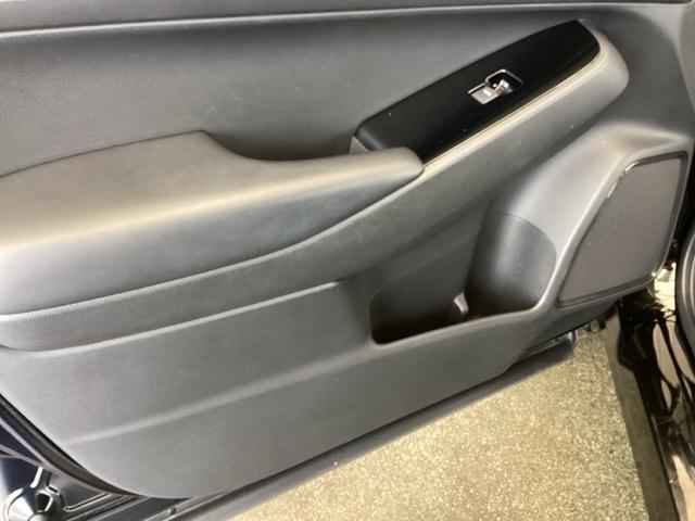 ヴェゼル ｅ：ＨＥＶＺ　純正ナビ　フルセグ　リアカメラ　衝突回避支援ブレーキ機能　スマキ　Ｐトランク　フルオートエアコン　エアバッグ　両席エアバック　Ｒカメ　パワーウィンドウ　ＬＥＤランプ　ソナー　クルーズＣ　ナビ＆ＴＶ（38枚目）