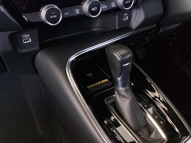 ヴェゼル ｅ：ＨＥＶＺ　純正ナビ　フルセグ　リアカメラ　衝突回避支援ブレーキ機能　スマキ　Ｐトランク　フルオートエアコン　エアバッグ　両席エアバック　Ｒカメ　パワーウィンドウ　ＬＥＤランプ　ソナー　クルーズＣ　ナビ＆ＴＶ（42枚目）