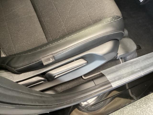 ヴェゼル ｅ：ＨＥＶＺ　純正ナビ　フルセグ　リアカメラ　衝突回避支援ブレーキ機能　スマキ　Ｐトランク　フルオートエアコン　エアバッグ　両席エアバック　Ｒカメ　パワーウィンドウ　ＬＥＤランプ　ソナー　クルーズＣ　ナビ＆ＴＶ（47枚目）