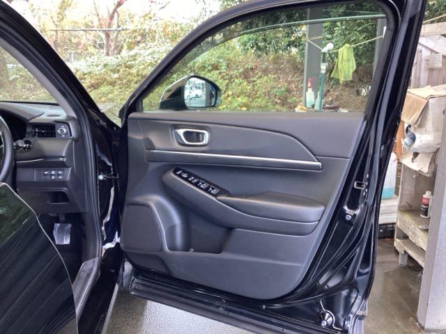 ヴェゼル ｅ：ＨＥＶＺ　純正ナビ　フルセグ　リアカメラ　衝突回避支援ブレーキ機能　スマキ　Ｐトランク　フルオートエアコン　エアバッグ　両席エアバック　Ｒカメ　パワーウィンドウ　ＬＥＤランプ　ソナー　クルーズＣ　ナビ＆ＴＶ（48枚目）