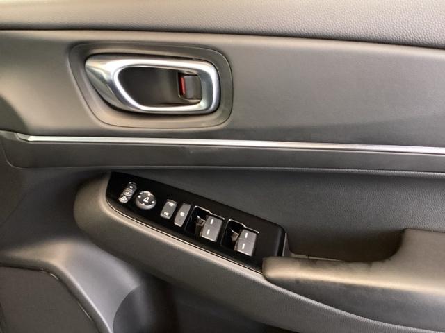 ヴェゼル ｅ：ＨＥＶＺ　純正ナビ　フルセグ　リアカメラ　衝突回避支援ブレーキ機能　スマキ　Ｐトランク　フルオートエアコン　エアバッグ　両席エアバック　Ｒカメ　パワーウィンドウ　ＬＥＤランプ　ソナー　クルーズＣ　ナビ＆ＴＶ（49枚目）