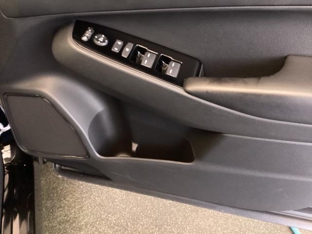 ヴェゼル ｅ：ＨＥＶＺ　純正ナビ　フルセグ　リアカメラ　衝突回避支援ブレーキ機能　スマキ　Ｐトランク　フルオートエアコン　エアバッグ　両席エアバック　Ｒカメ　パワーウィンドウ　ＬＥＤランプ　ソナー　クルーズＣ　ナビ＆ＴＶ（50枚目）