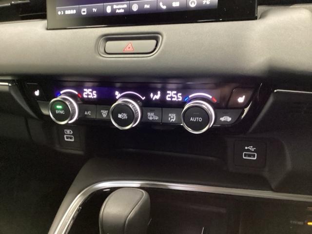 ヴェゼル ｅ：ＨＥＶＺ　ＨｏｎｄａＣＯＮＮＥＣＴディスプレイ　ドラレコ　衝突回避支援ブレーキ機能　スマキ　Ｐトランク　フルオートエアコン　Ｄレコ　エアバッグ　両席エアバック　Ｒカメ　パワーウィンドウ　ＬＥＤランプ　ソナー（15枚目）