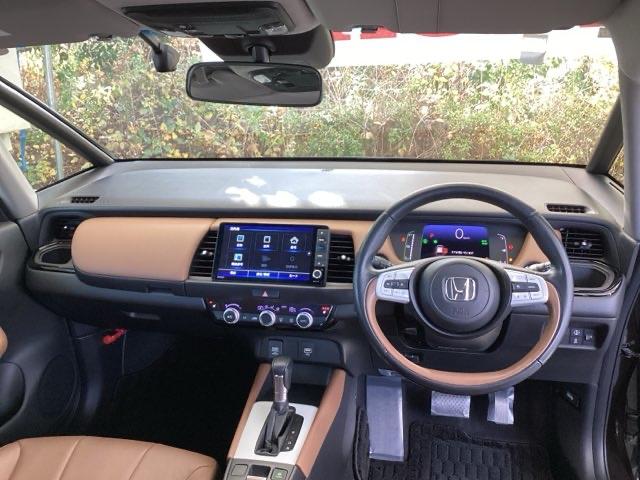 フィット ｅ：ＨＥＶリュクス　純正メモリーナビ　ドラレコ　リアカメラ、　誤発進抑制機能　本革シート　ＥＴＣ付　ＬＥＤ　シートヒーター　クルーズコントロール　セキュリティアラーム　ドライブレコーダー　ＤＶＤ　ＶＳＡ　フルセグ　ＵＳＢ（2枚目）