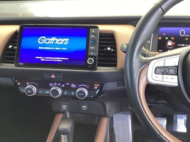 フィット ｅ：ＨＥＶリュクス　純正メモリーナビ　ドラレコ　リアカメラ、　誤発進抑制機能　本革シート　ＥＴＣ付　ＬＥＤ　シートヒーター　クルーズコントロール　セキュリティアラーム　ドライブレコーダー　ＤＶＤ　ＶＳＡ　フルセグ　ＵＳＢ（3枚目）