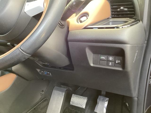 フィット ｅ：ＨＥＶリュクス　純正メモリーナビ　ドラレコ　リアカメラ、　誤発進抑制機能　本革シート　ＥＴＣ付　ＬＥＤ　シートヒーター　クルーズコントロール　セキュリティアラーム　ドライブレコーダー　ＤＶＤ　ＶＳＡ　フルセグ　ＵＳＢ（15枚目）