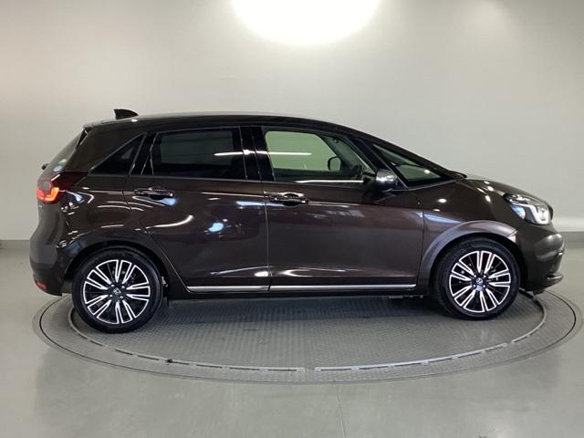 フィット ｅ：ＨＥＶリュクス　純正メモリーナビ　ドラレコ　リアカメラ、　誤発進抑制機能　本革シート　ＥＴＣ付　ＬＥＤ　シートヒーター　クルーズコントロール　セキュリティアラーム　ドライブレコーダー　ＤＶＤ　ＶＳＡ　フルセグ　ＵＳＢ（32枚目）