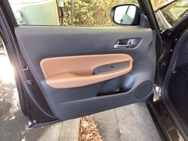 フィット ｅ：ＨＥＶリュクス　純正メモリーナビ　ドラレコ　リアカメラ、　誤発進抑制機能　本革シート　ＥＴＣ付　ＬＥＤ　シートヒーター　クルーズコントロール　セキュリティアラーム　ドライブレコーダー　ＤＶＤ　ＶＳＡ　フルセグ　ＵＳＢ（34枚目）