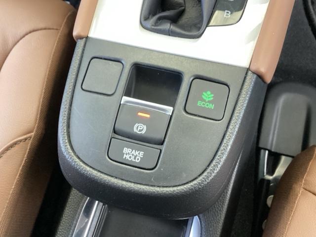 フィット ｅ：ＨＥＶリュクス　純正メモリーナビ　ドラレコ　リアカメラ、　誤発進抑制機能　本革シート　ＥＴＣ付　ＬＥＤ　シートヒーター　クルーズコントロール　セキュリティアラーム　ドライブレコーダー　ＤＶＤ　ＶＳＡ　フルセグ　ＵＳＢ（40枚目）