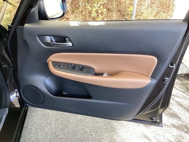 フィット ｅ：ＨＥＶリュクス　純正メモリーナビ　ドラレコ　リアカメラ、　誤発進抑制機能　本革シート　ＥＴＣ付　ＬＥＤ　シートヒーター　クルーズコントロール　セキュリティアラーム　ドライブレコーダー　ＤＶＤ　ＶＳＡ　フルセグ　ＵＳＢ（54枚目）