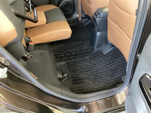 フィット ｅ：ＨＥＶリュクス　純正メモリーナビ　ドラレコ　リアカメラ、　誤発進抑制機能　本革シート　ＥＴＣ付　ＬＥＤ　シートヒーター　クルーズコントロール　セキュリティアラーム　ドライブレコーダー　ＤＶＤ　ＶＳＡ　フルセグ　ＵＳＢ（63枚目）