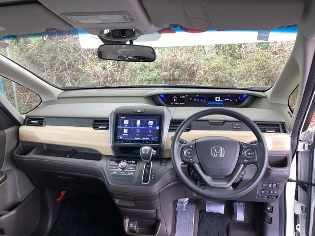 �܂Ԃ��������������炰��A�F�̃n�[�t�V�F�C�h�t�����g�E�B���h�E�����Ă��܂��B�܂��A�v���Y�}�N���X�^�[�Z�p���ڃt���I�[�g�G�A�R���ŉ��K�ł��B