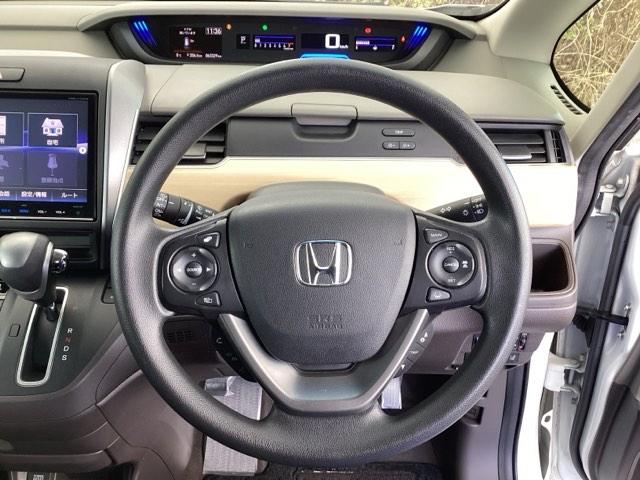 �n���h���̉E���ɂ���{�^���������N���[�Y�R���g���[���ł��B�A�N�Z���y�_���𓥂܂��ɐݒ葬�x���L�[�v�B�������H�ł̃h���C�u�����N�ɁB�܂��A���ɃI�[�f�B�I�����R���X�C�b�`������܂��B