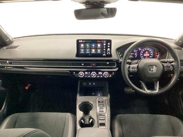 �h���C�o�[�𒆐S�Ɏ��R�Ɏ肪�͂��ʒu�ɂ`�s�Z���N�g�X�C�b�`��G�A�R���A�l�X�ȑ���X�C�b�`�Ȃǂ�z�u�A���쐫�ɗD��Ă��܂�